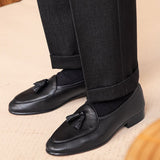 Kožené loafers s kamennou texturou a třásněmi