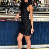 Černé Mini Šaty Bodycon s Flitry a Vysokým Límcem