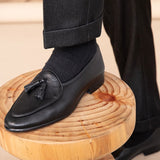 Kožené loafers s kamennou texturou a třásněmi