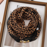 Retro šátek s leopardím vzorem