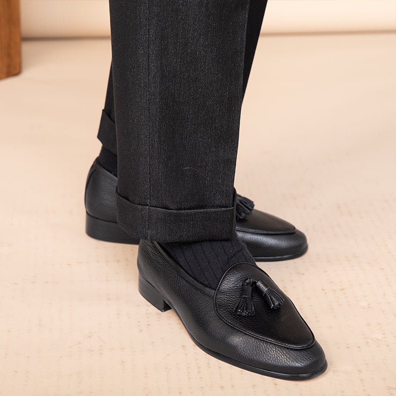Kožené loafers s kamennou texturou a třásněmi