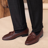 Kožené loafers s kamennou texturou a třásněmi